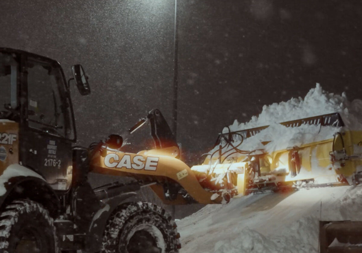 snow-removal-in-a-parking-lot